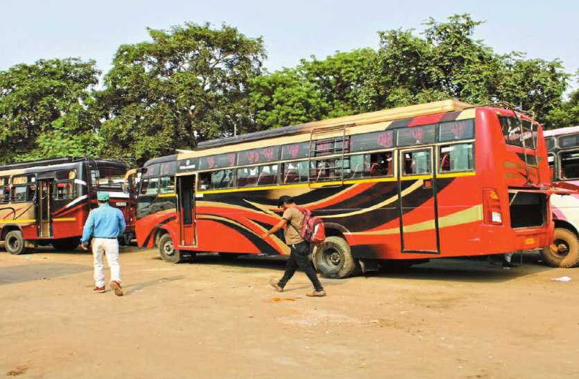 cms_2 कोरोना ने चौपट कर दिया धंधा, बिना सवारी चला रहे बस