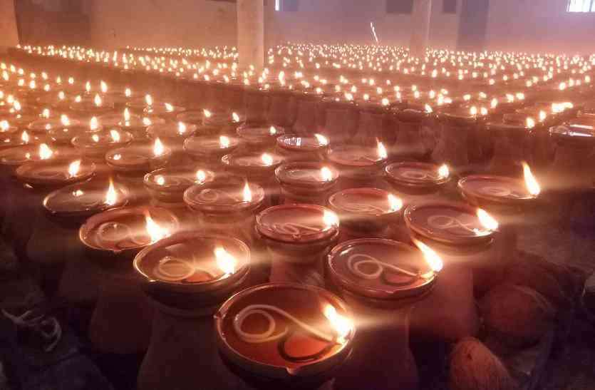 कोरोना के बीच मां बम्लेश्वरी मंदिर में जले आस्था के हजारों ज्योति कलश, एक क्लिक पर लाखों लोग जुड़े ऑनलाइन आरती में