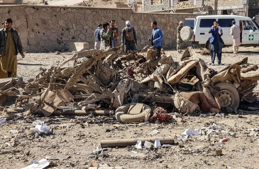 deadly_car_bomb_attack_outside_afghanistan_police_headquarters.jpg Car Bomb Blast: अफगानिस्तान में भीषण आत्मघाती कार बम हमला, 13 की मौत, 120 घायल