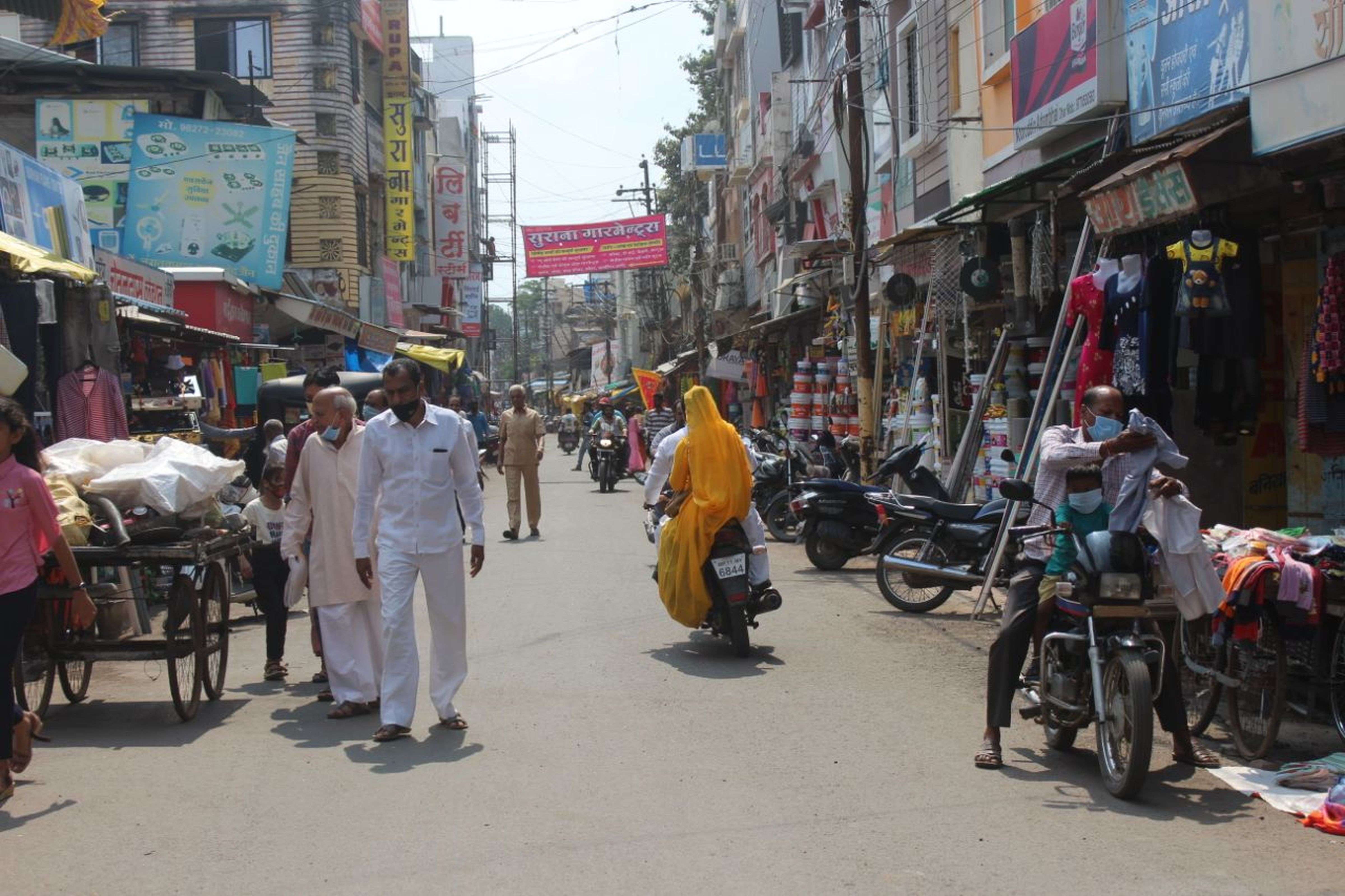 त्योहार के चलते आधा बाजार खुला, पूजन सामग्री और मिठाई दुकानों से लोगों ने की खरीदी (देखे वीडियो)