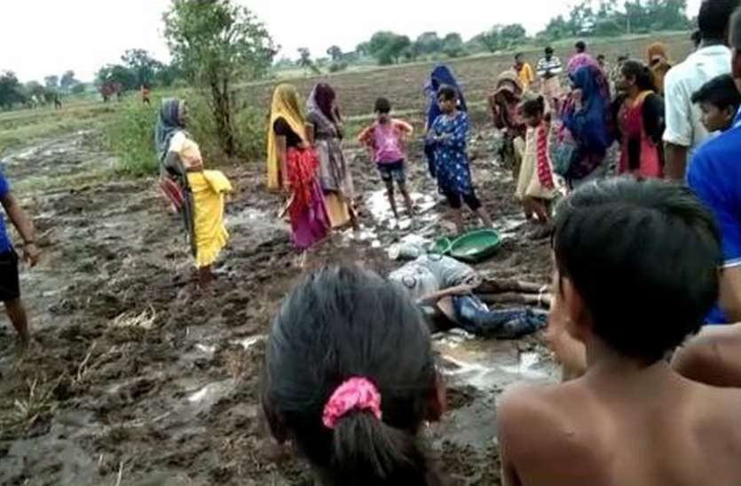 खेत में पढ़ाई कर रहा था मासूम, आसमान से गिरी आफत और हो गई मौत (देखे वीडियो) खेत में पढ़ाई कर रहा था मासूम, आसमान से गिरी आफत और हो गई मौत (देखे वीडियो)