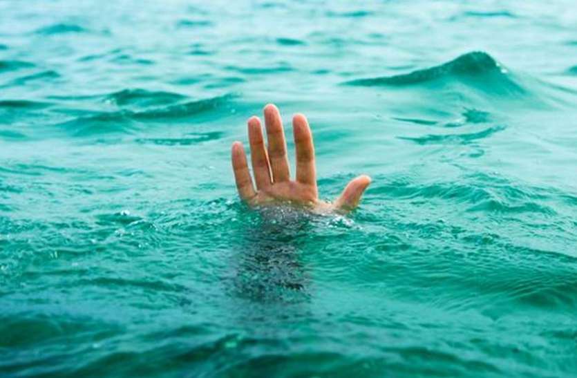 बेटे की एनीकट में डूबने से मौत, मां अनुग्रह राशि पाने लगा रही तहसील कार्यालय का चक्कर बेटे की एनीकट में डूबने से मौत, मां अनुग्रह राशि पाने लगा रही तहसील कार्यालय का चक्कर