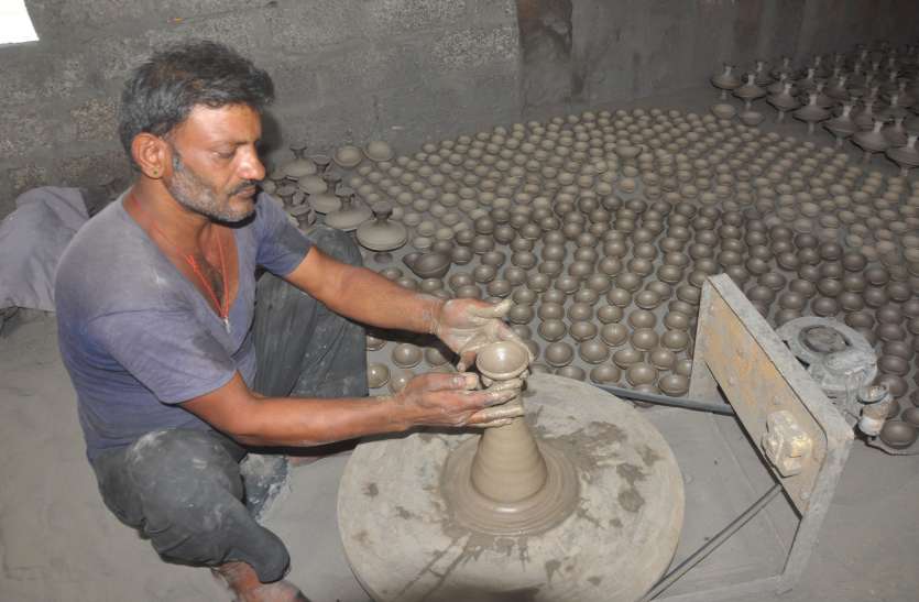 तीन पीढिय़ा जुटती है एक साथ, तब होती है परिवार में दिवाली रोशन तीन पीढिय़ा जुटती है एक साथ, तब होती है परिवार में दिवाली रोशन