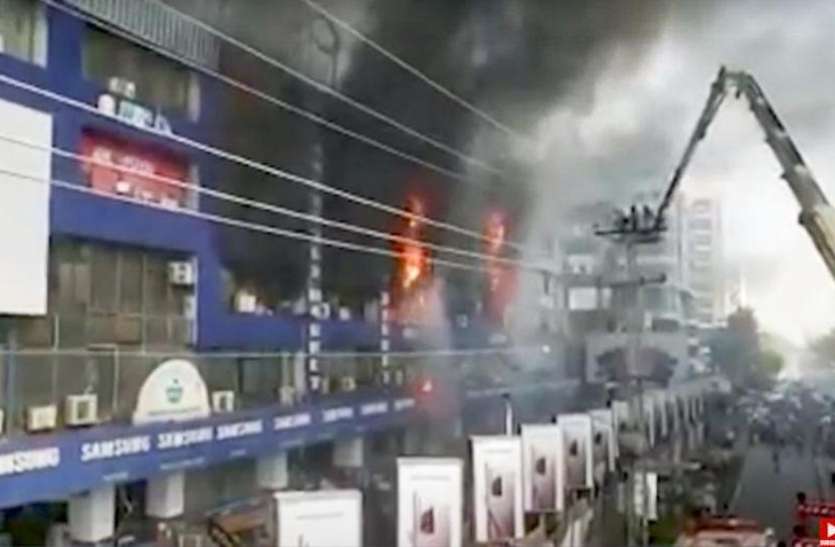 fire_in_lahore.jpg Pakistan: लाहौर में एक बिल्डिंग में शॉर्ट सर्किट से लगी भीषण आग से लाखों की संपत्ति जलकर खाक