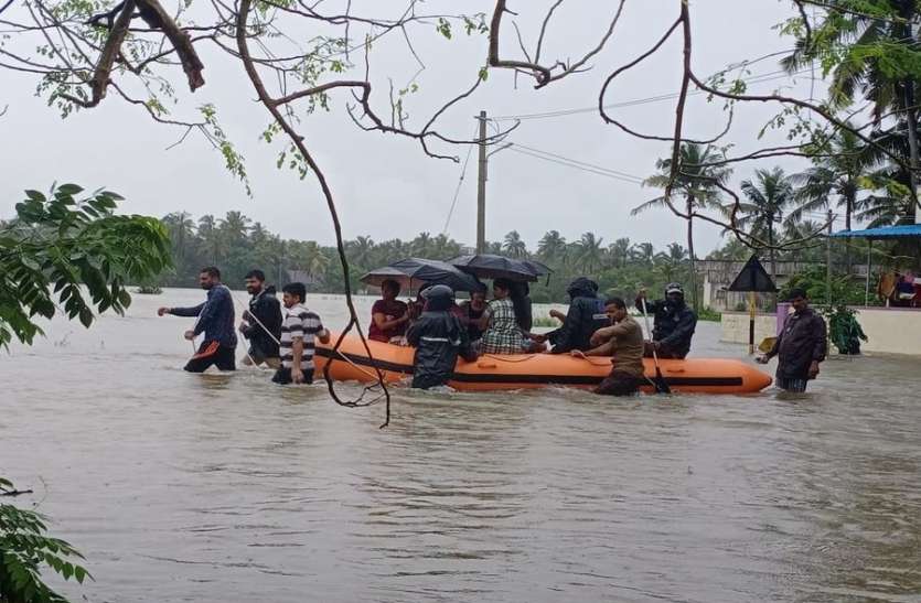 flood1.jpg कर्नाटक में कई इलाकों में बाढ़ से हालात गंभीर, सेना भी कर रही मदद