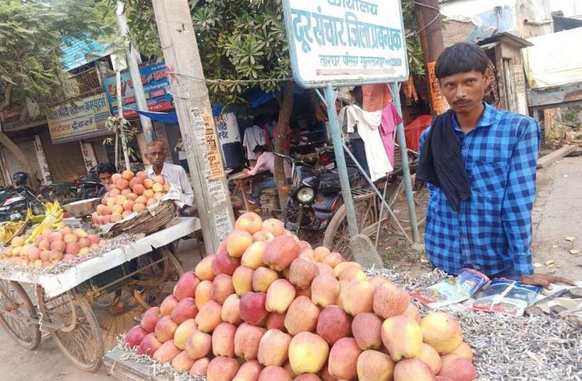 नवरात्र में महंगी हुई फलाहार की थाली, 60 में केला 200 रुपए में बिक रहा संतरा, देखें- रेट लिस्ट नवरात्र में महंगी हुई फलाहार की थाली, 60 में केला 200 रुपए में बिक रहा संतरा, देखें- रेट लिस्ट