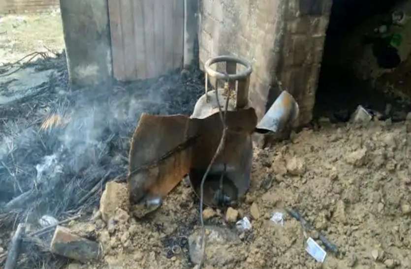 पानी गर्म करने के दौरान फटा गैस सिलेंडर, दर्जन भर लोग झुलसे पानी गर्म करने के दौरान फटा गैस सिलेंडर, दर्जन भर लोग झुलसे