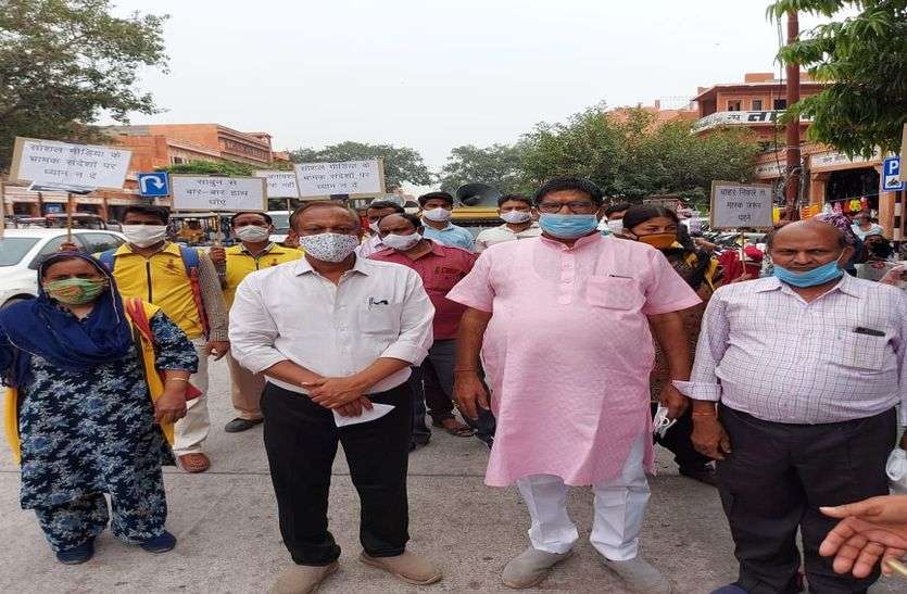 नगर निगम कार्मिक व व्यापारी कर रहे समझाइश नगर निगम कार्मिक व व्यापारी कर रहे समझाइश