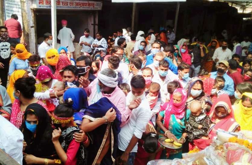 करौली जिले में कैलादेवी आस्थाधाम में लौटी रौनक, कोरोना संक्रमण को लेकर खतरा करौली जिले में कैलादेवी आस्थाधाम में लौटी रौनक, कोरोना संक्रमण को लेकर खतरा