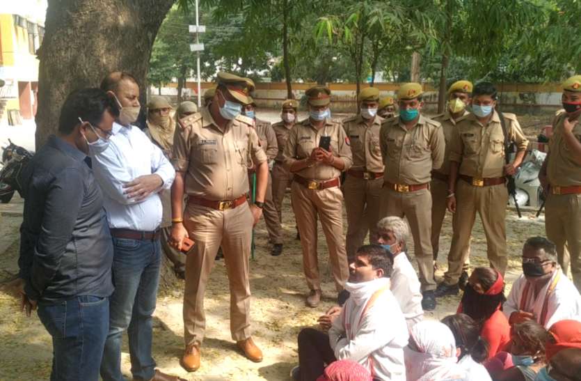 मृतक दुष्कर्म पीड़िता मामला - आरोपी परिवार बैठा धरने पर, की सीबीआई जांच की मांग मृतक दुष्कर्म पीड़िता मामला - आरोपी परिवार बैठा धरने पर, की सीबीआई जांच की मांग