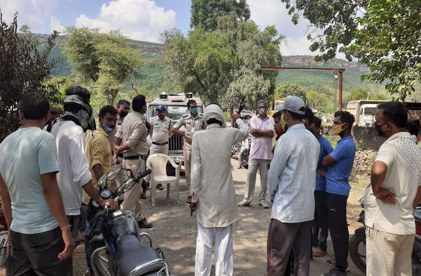 The villagers landed on the road to save the road सड़क बचाने सड़क पर उतरे ग्रामीण