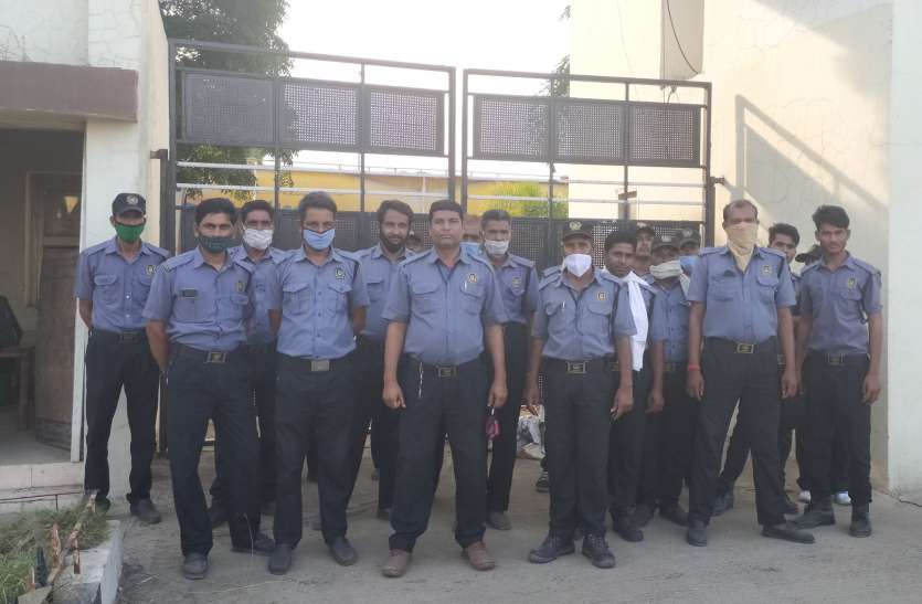 Security guards Big Problem - सुरक्षा गार्डों को दो महीने से नहीं मिला वेतन, घर का हुआ बजट, ठंडे पड़े चूल्हे
