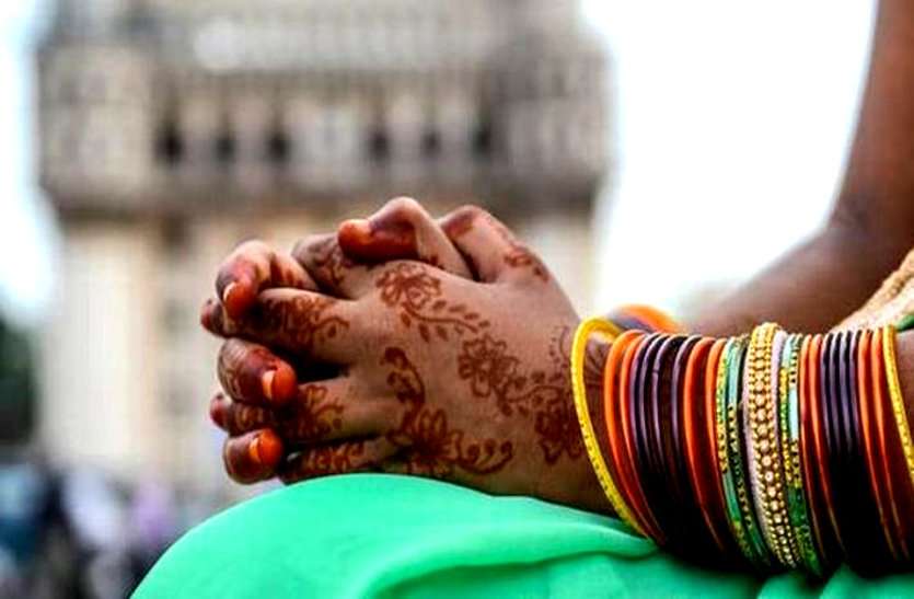 थाने पहुंचकर महिला ने कहा साहब हमें बचा लो, अगले दिन रेलवे कर्मी पति के घर फंदे पर लटके मिली पत्नी की लाश थाने पहुंचकर महिला ने कहा साहब हमें बचा लो, अगले दिन रेलवे कर्मी पति के घर फंदे पर लटके मिली पत्नी की लाश