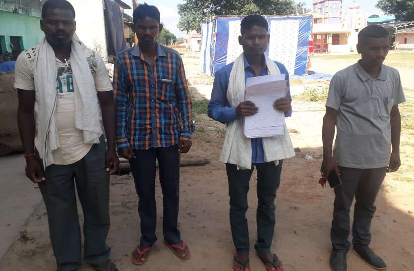 10 साल से लापता पिता को तलाशने बेटे ने पुलिस से लगाई गुहार, गांव के ही कुछ लोगों पर गायब करने का शक 10 साल से लापता पिता को तलाशने बेटे ने पुलिस से लगाई गुहार, गांव के ही कुछ लोगों पर गायब करने का शक