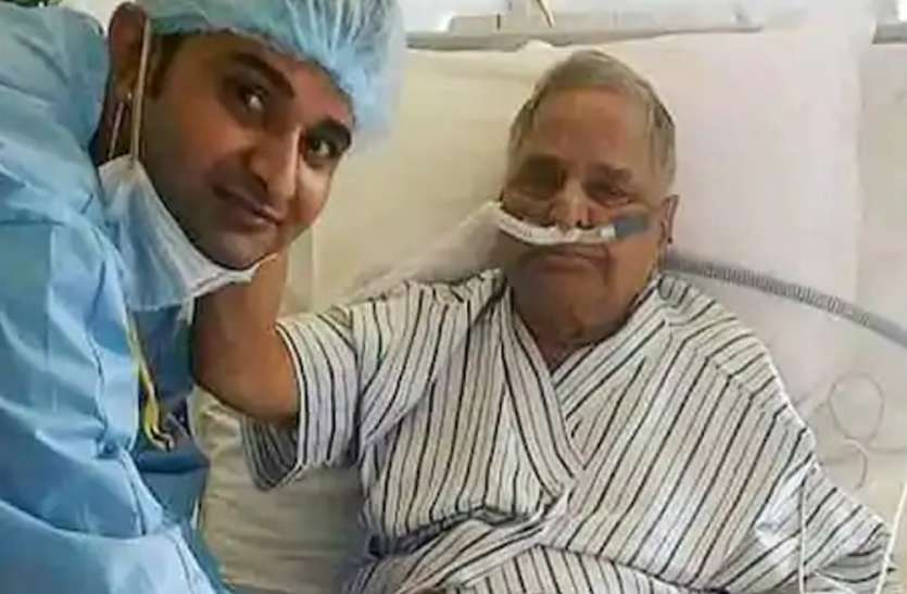 Mulayam Singh मुलायम सिंह यादव के स्वास्थ्य में हो रहा सुधार, तस्वीर हो रही वायरल
