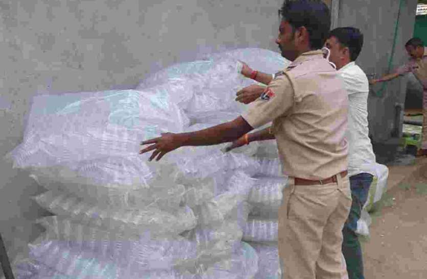 नकली शराब बनाने का कारखाना पकड़ा नकली शराब बनाने का कारखाना पकड़ा