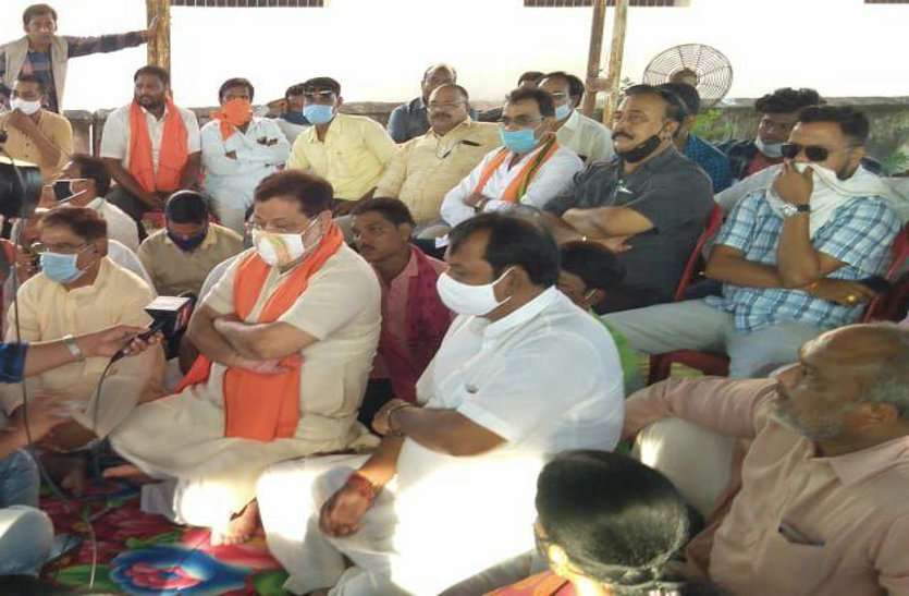 कोरोना पर हावी राजनीति: चार दिन से कार्यकर्ताओं के साथ पाटन में अनशन पर बैठे BJP सांसद, सियासत गरमाई तो कांग्रेस ने किया पलटवार कोरोना पर हावी राजनीति: चार दिन से कार्यकर्ताओं के साथ पाटन में अनशन पर बैठे BJP सांसद, सियासत गरमाई तो कांग्रेस ने किया पलटवार