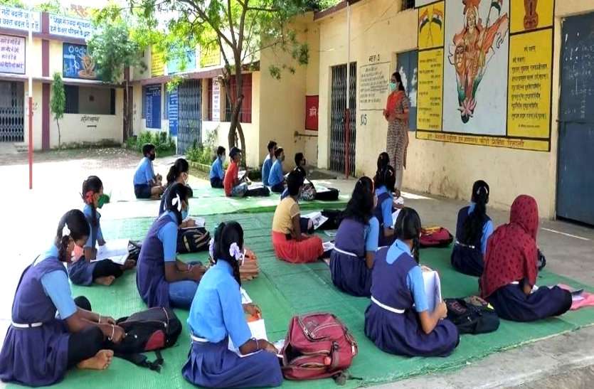 मिलिए सरकारी टीचर रश्मि से, कोरोना में स्कूल बंद हुए तो बच्चों का पढ़ाई में मन लगाने मम्मियों को भी पढ़ाने लगी साथ-साथ