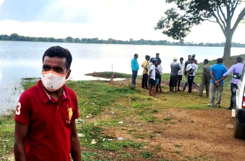 पानी में डूबने की एक्टिंग कर रहे दो नाबालिग दोस्त सच में डूब गए, वाकिया देख रहा तीसरा दोस्त डरकर मौके से भागा पानी में डूबने की एक्टिंग कर रहे दो नाबालिग दोस्त सच में डूब गए, वाकिया देख रहा तीसरा दोस्त डरकर मौके से भागा