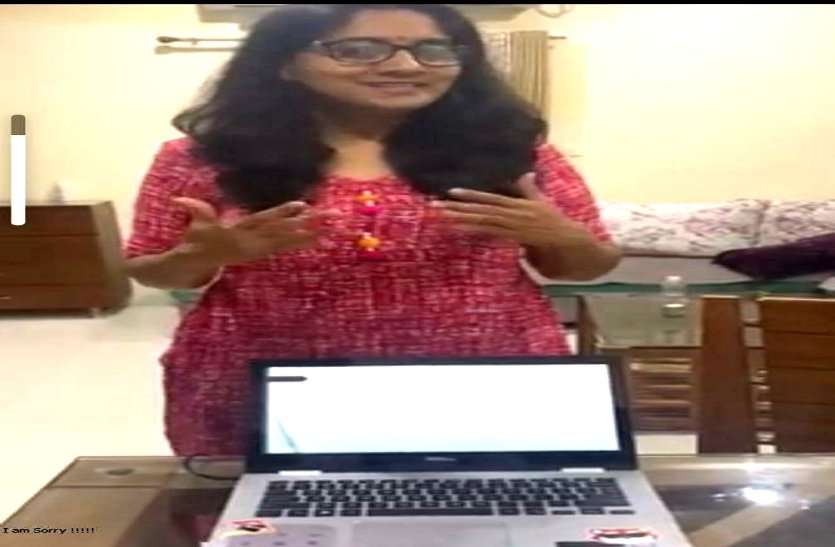 मिलिए सरकारी टीचर रश्मि से, कोरोना में स्कूल बंद हुए तो बच्चों का पढ़ाई में मन लगाने मम्मियों को भी पढ़ाने लगी साथ-साथ मिलिए सरकारी टीचर रश्मि से, कोरोना में स्कूल बंद हुए तो बच्चों का पढ़ाई में मन लगाने मम्मियों को भी पढ़ाने लगी साथ-साथ