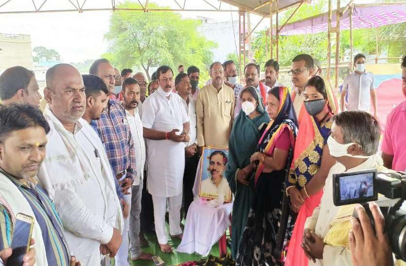 कोरोना पर हावी राजनीति: चार दिन से कार्यकर्ताओं के साथ पाटन में अनशन पर बैठे BJP सांसद, सियासत गरमाई तो कांग्रेस ने किया पलटवार