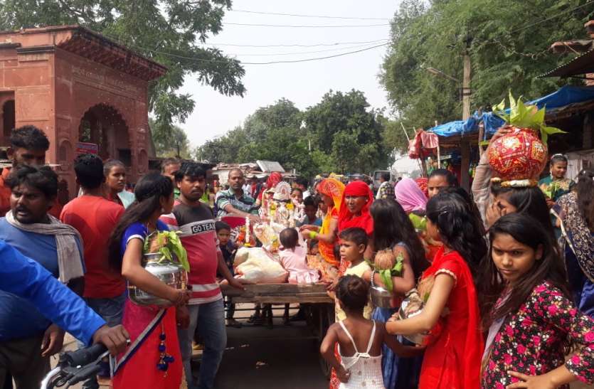 Be it a temple or a collective event, nowhere has the covid 19 rules been followed मंदिर हो या सामूहिक आयोजन, कहीं भी नहींं हुई कोविड 19 नियमों की पालना