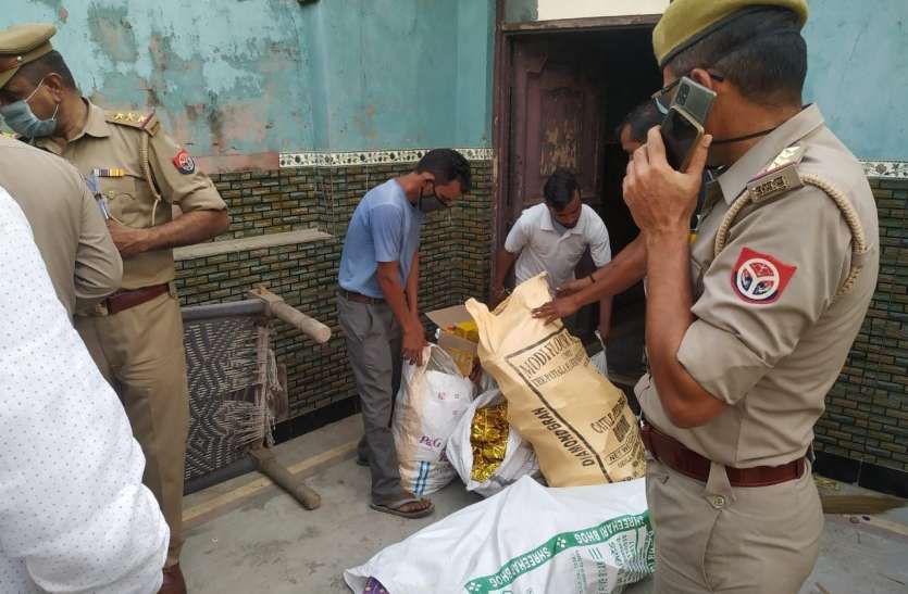 photo6080337123539528255.jpg दिवाली से पहले अवैध फैक्ट्रियों पर चला डीएम का चाबुक, करोड़ोें के पटाखे जब्त