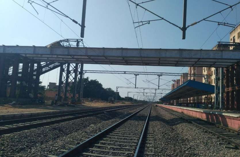 जगतपुरा में निर्माणाधीन फुट ओवरब्रिज...कैप्शन जगतपुरा रेलवे स्टेशन की बदलेगी सूरत, मिलेंगी कई सौगात