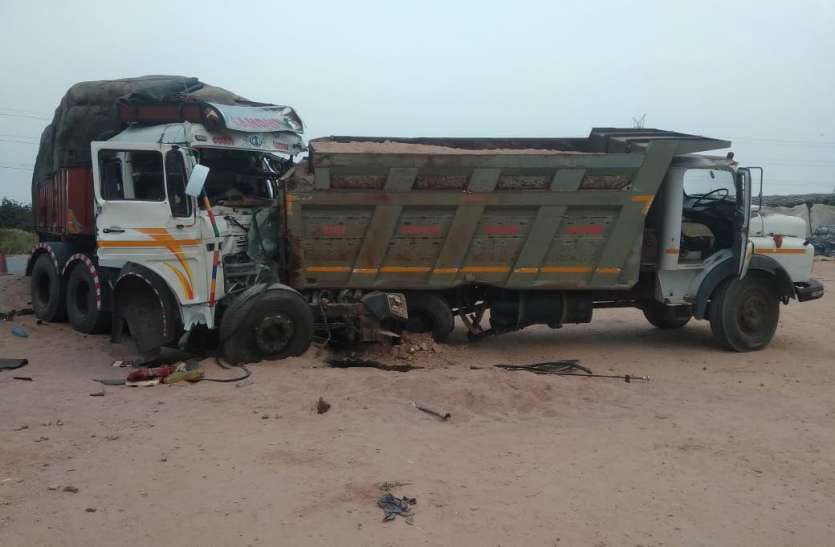 खड़े डम्पर से भिड़ा ट्रेेलर, चालक घायल खड़े डम्पर से भिड़ा ट्रेेलर, चालक घायल