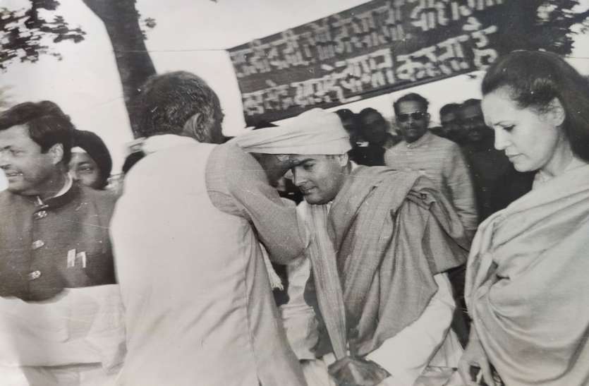 खुद जीप चलाकर गांव पहुंचे थे प्रधानमंत्री, बैठे थे खाट पर खुद जीप चलाकर गांव पहुंचे थे प्रधानमंत्री, बैठे थे खाट पर
