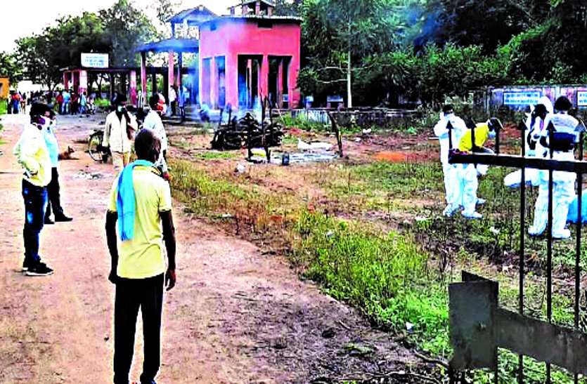 कोरेाना पॉजिटिव युवक की मौत, बॉडी से खून निकलता देख चीख पड़ी पत्नी, शरीर से छेड़छाड़ की आशंका, परिजनों ने किया हंगामा कोरेाना पॉजिटिव युवक की मौत, बॉडी से खून निकलता देख चीख पड़ी पत्नी, शरीर से छेड़छाड़ की आशंका, परिजनों ने किया हंगामा
