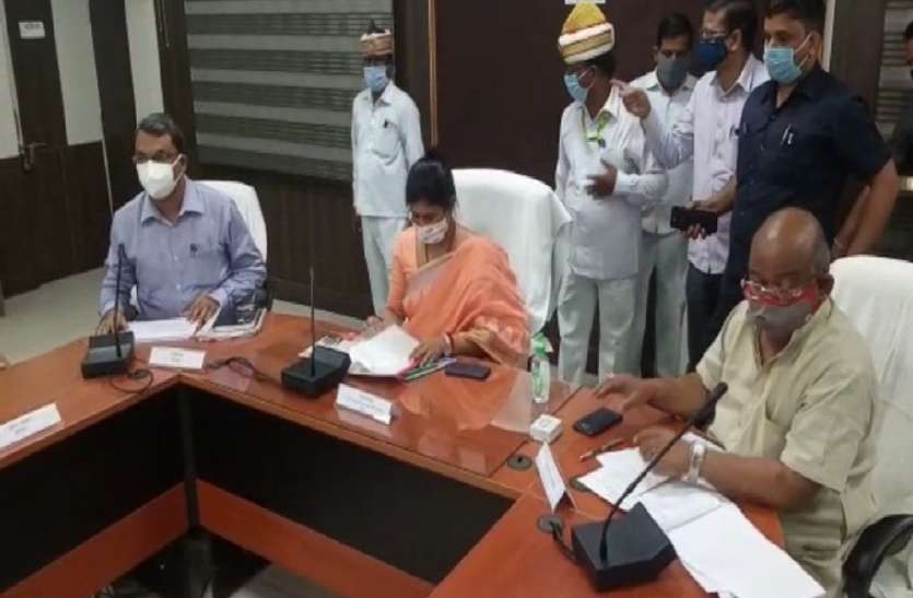 विकास कार्यों की समीक्षा बैठक के दौरान चढ़ा मंत्री स्वाति सिंह का पारा, इन अधिकारियों को जमकर लगाई फटकार विकास कार्यों की समीक्षा बैठक के दौरान चढ़ा मंत्री स्वाति सिंह का पारा, इन अधिकारियों को जमकर लगाई फटकार