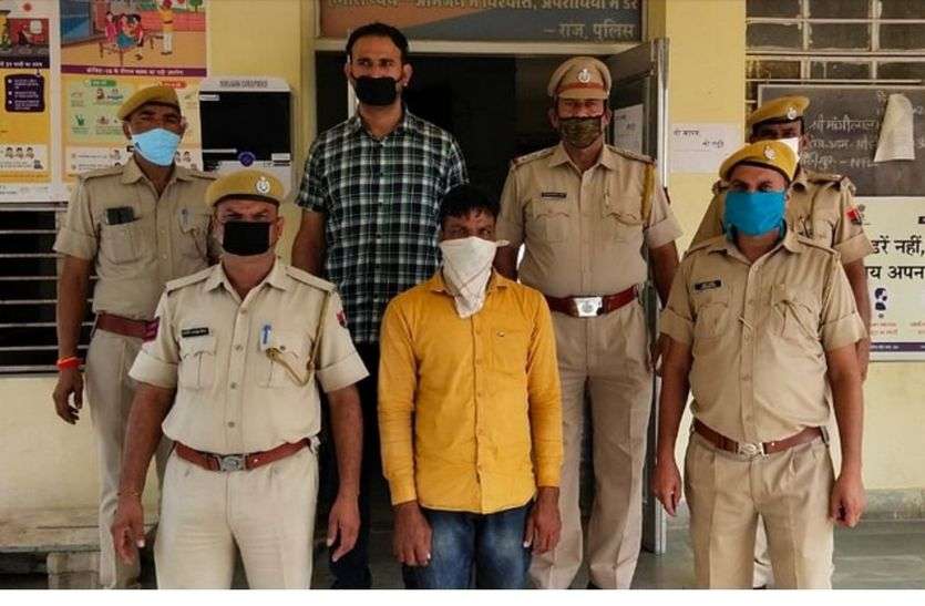 देशी शराब से भरी लोडिंग वाहन पलटा, के्रन से उठवाया तो खुला राज देशी शराब से भरी लोडिंग वाहन पलटा, के्रन से उठवाया तो खुला राज