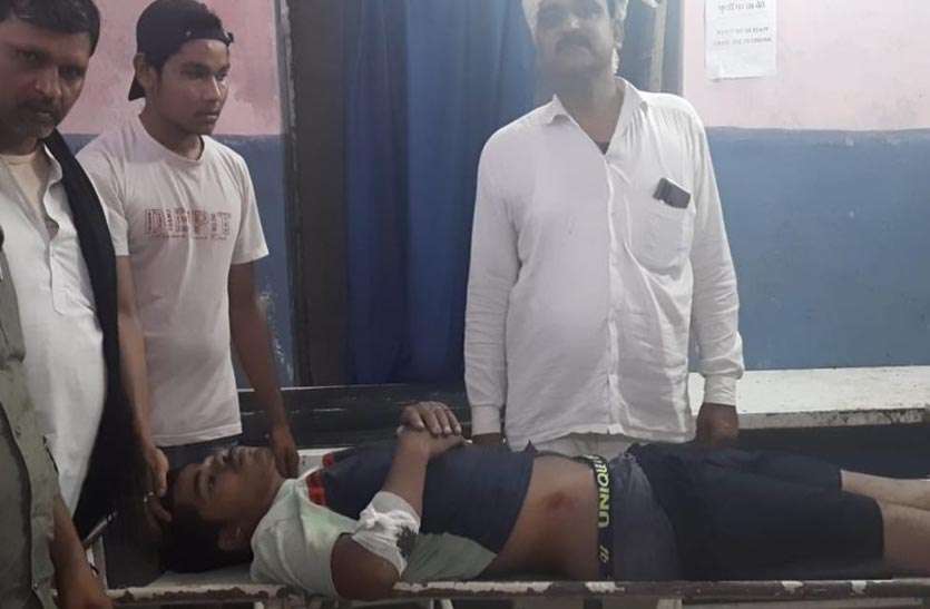 मजदूरी कर वापस घर लौट रहा युवक अज्ञात वाहन की टक्कर से हुआ घायल मजदूरी कर वापस घर लौट रहा युवक अज्ञात वाहन की टक्कर से हुआ घायल