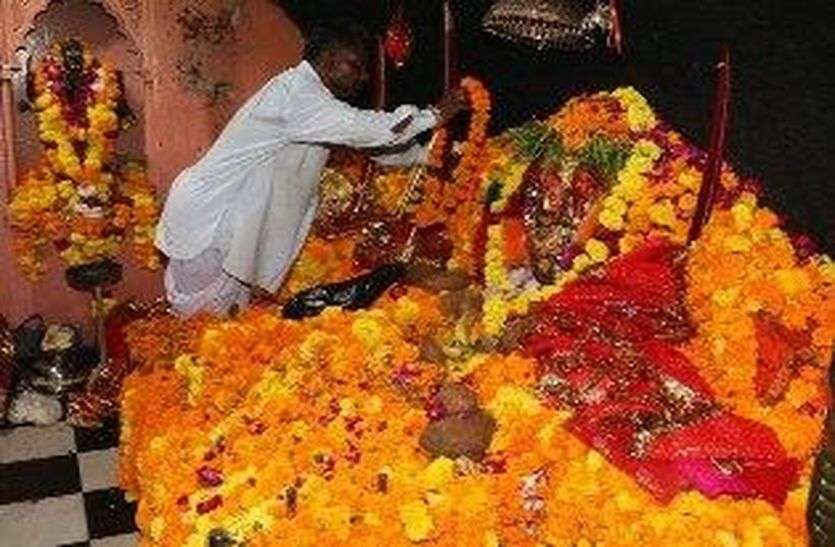 Forehead fixed on mother's frame in bhilwara माता की चौखट पर टेका माथा