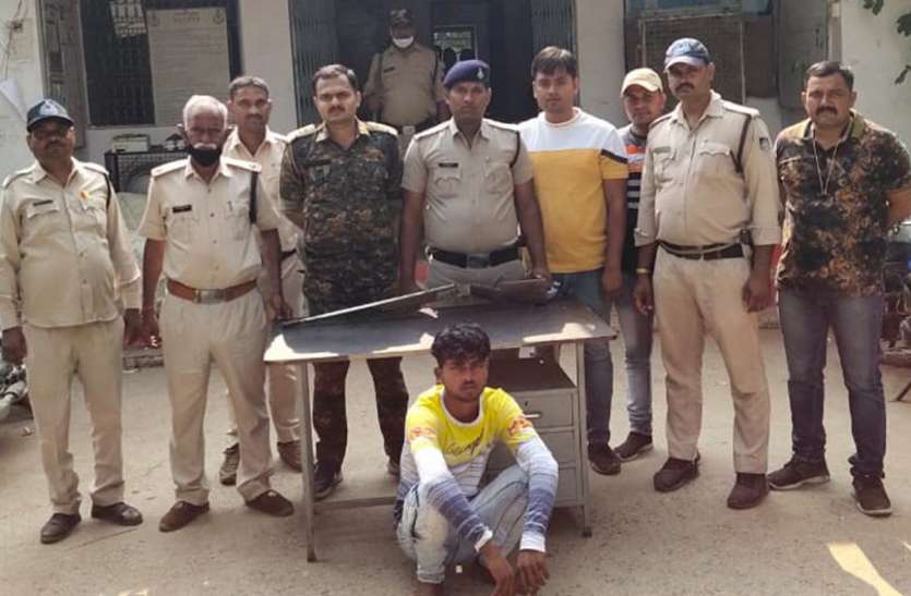 उपचुनाव में दहशत फैलाने रायफल सहित बदमाश पकड़ा उपचुनाव में दहशत फैलाने रायफल सहित बदमाश पकड़ा