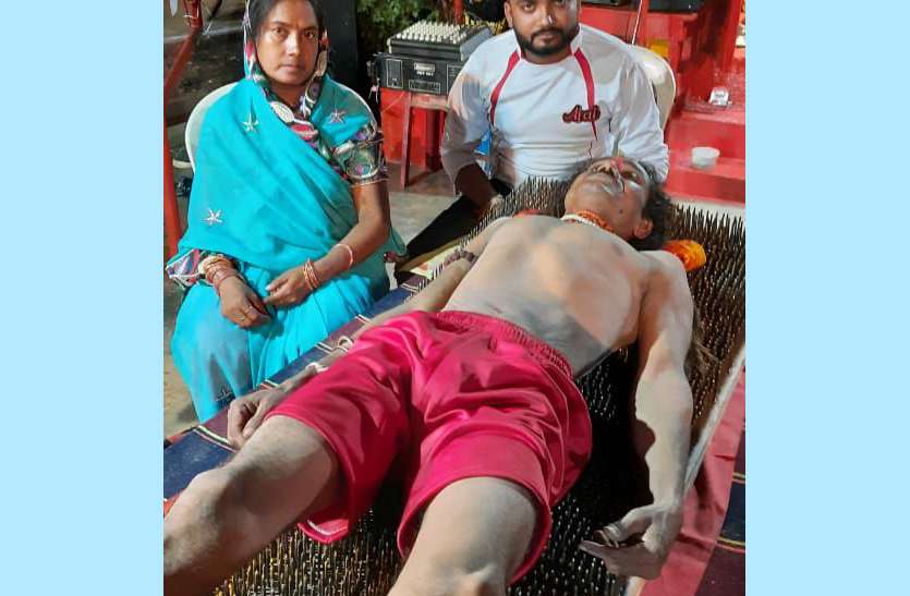 6578 नुकीले कीलों की शैया पर नंगे बदन क्यों लेटा है यह शख्स 6578 नुकीले कीलों की शैया पर नंगे बदन क्यों लेटा है यह शख्स
