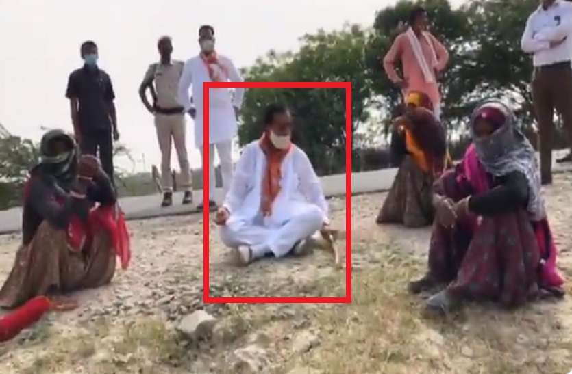 sukhbir singh jaunapuria video viral, latest news and updates in hindi अब MP Sukhbir Singh Jaunapuria ने सड़क किनारे बैठ बकरी चरा रही महिलाओं से लिया आशीर्वाद, VIDEO VIRAL