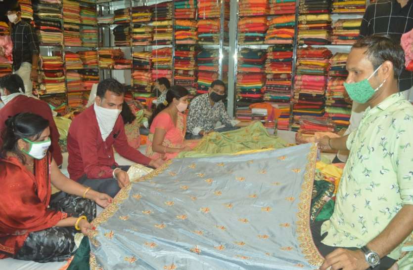 त्योहारी सीजन से बाजार गुलजार, व्यापारियों को जगी उम्मीदें त्योहारी सीजन से बाजार गुलजार, व्यापारियों को जगी उम्मीदें