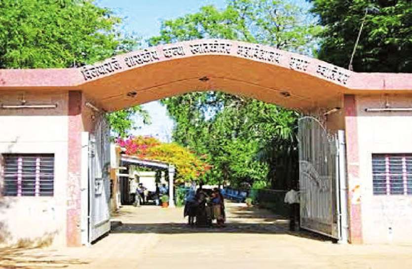 cms_image मनचले रास्ते में छात्राओं को करते हैं परेशान
