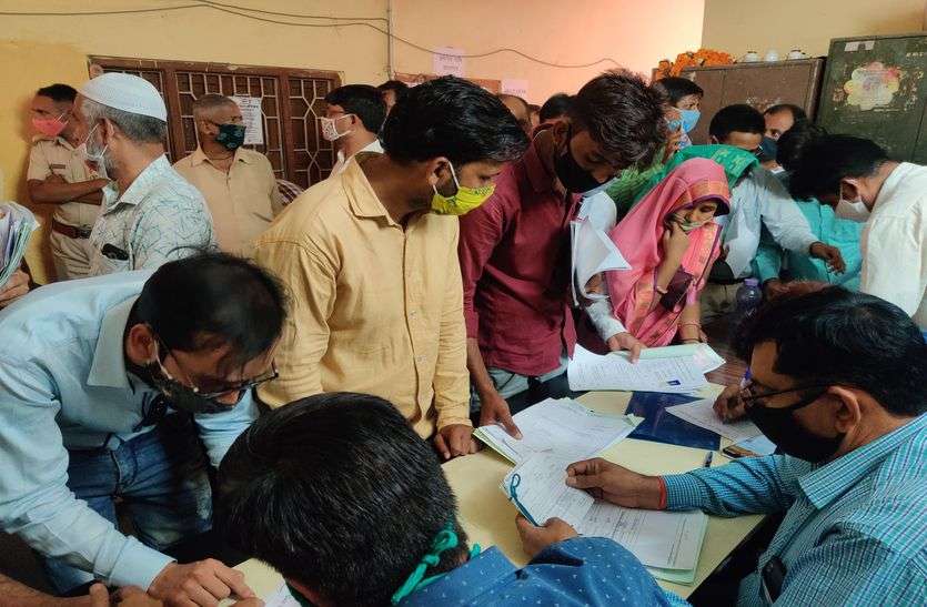 नामांकन के आखिरी दिन जुटी भीड़, सोशल डिस्टेंसिंग भी भूले नामांकन के आखिरी दिन जुटी भीड़, सोशल डिस्टेंसिंग भी भूले