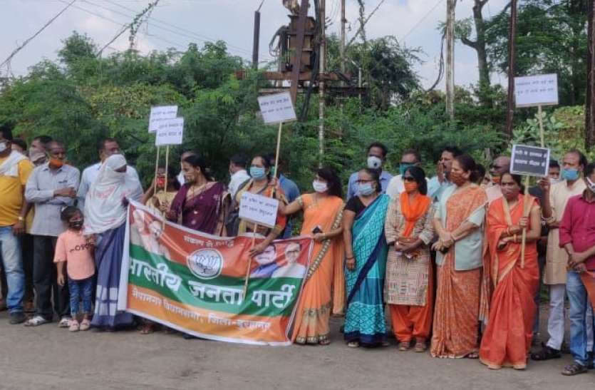 Black flag shown to former Chief Minister, former CM's convoy passed under strict police protection पूर्व मुख्यमंत्री को दिखाए काले झंडे, पुलिस की कड़ी सुरक्षा में गुजरा कमलनाथ का काफिला
