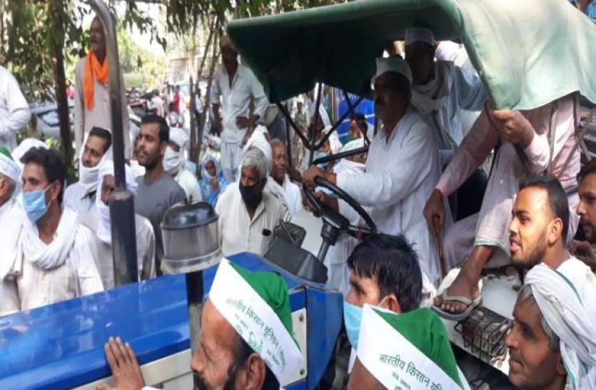 kisan.jpg डीजे- हुक्का और भट्टी के साथ भाकियू की ऊर्जा भवन पर चढ़ाई