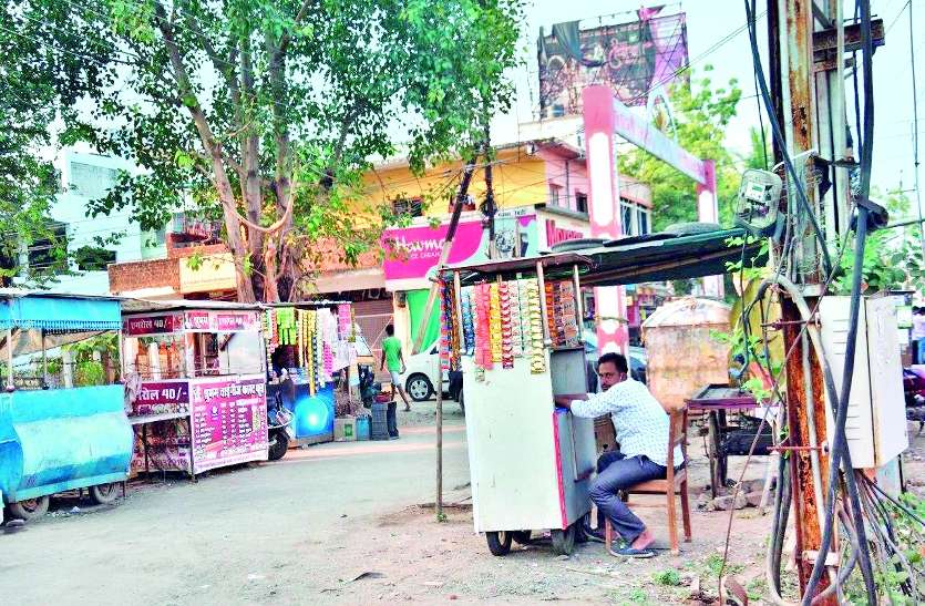 महाबली नगर में अतिक्रमण के चलते निकलना मुश्किल महाबली नगर में अतिक्रमण के चलते निकलना मुश्किल