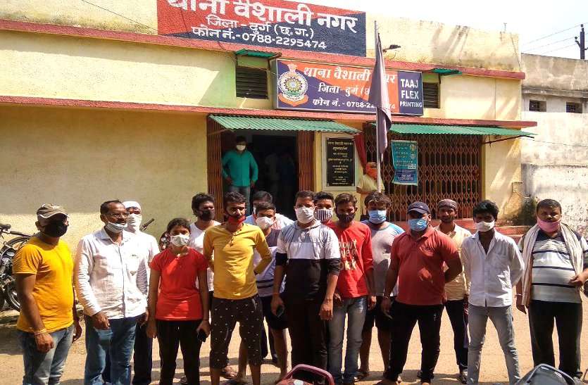 घूमने निकले दो नाबालिग दोस्तों की डैम में तैरते मिली लाश, हत्या की आशंका से भड़के परिजनों ने थाना घेरकर किया हंगामा घूमने निकले दो नाबालिग दोस्तों की डैम में तैरते मिली लाश, हत्या की आशंका से भड़के परिजनों ने थाना घेरकर किया हंगामा