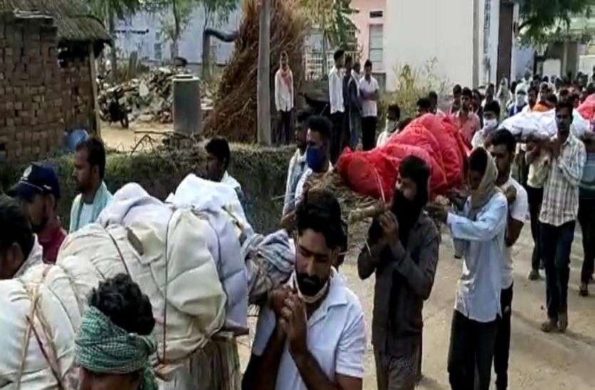 एक साथ चार शव देखकर बेसुध हुए मां- बाप, सन्न हुआ पूरा गांव जलने के बाद एक साथ चार शव देखकर बेसुध हुए मां- बाप, सन्न हुआ गांव