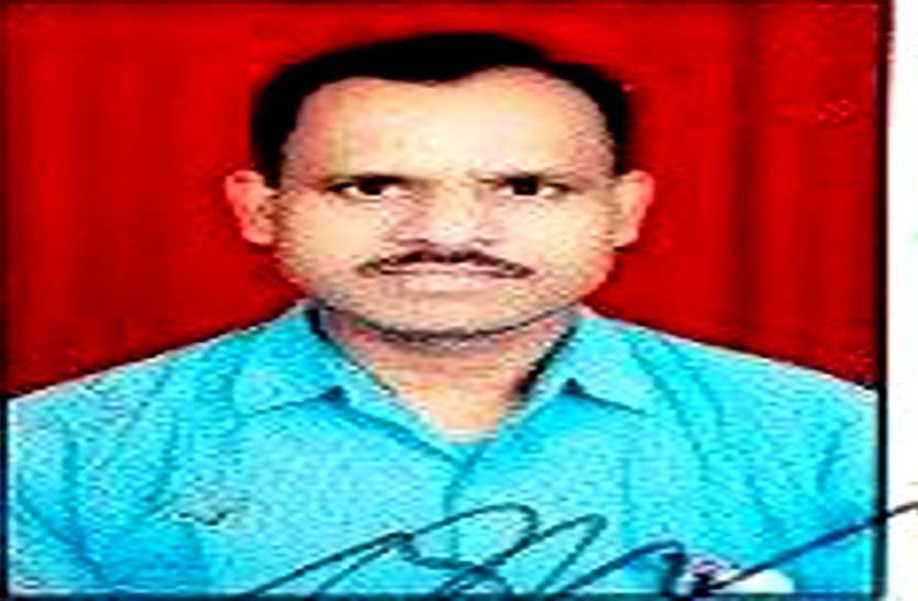 कवर्धा जिले में पटवारी ने फांसी लगाकर आत्महत्या की, घर के पीछे पेड़ पर लटकते मिली लाश कवर्धा जिले में पटवारी ने फांसी लगाकर आत्महत्या की, घर के पीछे पेड़ पर लटकते मिली लाश