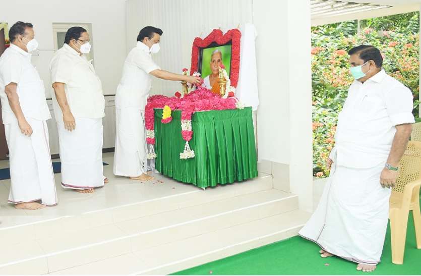 स्टालिन ने मुख्यमंत्री से मुलाकात कर मां के निधन पर दी सांत्वना स्टालिन ने मुख्यमंत्री से मुलाकात कर मां के निधन पर दी सांत्वना
