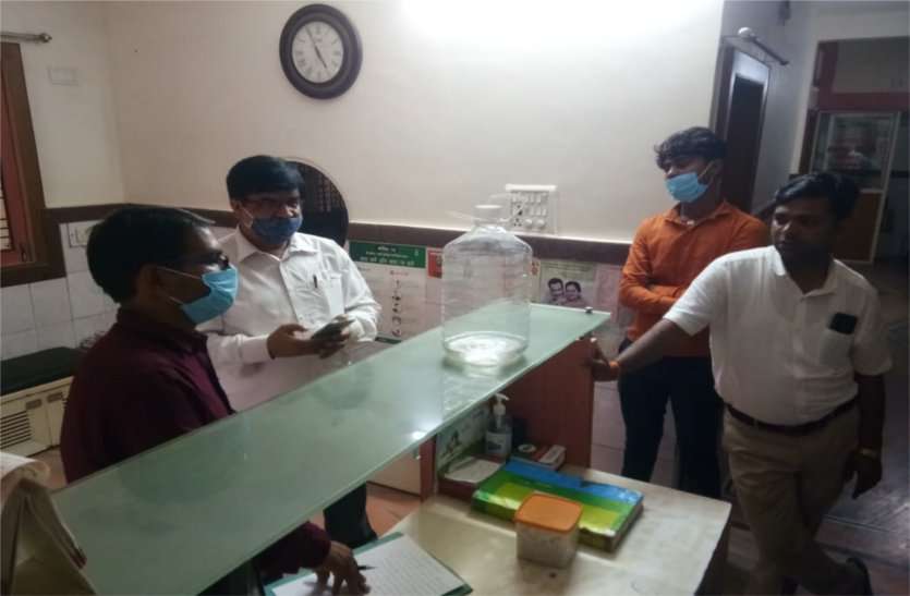 After Ujjain incident, licensees saw stock of Dennechart Spirit उज्जैन की घटना के बाद लायसेंसधारियों के यहां डिनेचर्ट स्पिरिट का स्टाक देखा