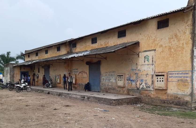 DAP manure finished in double lock warehouse डबल लॉक गोदाम में डीएपी खाद खत्म, यूरिया बचा सिर्फ पांच टन